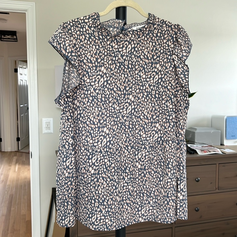 Lightweight low peplum style top
